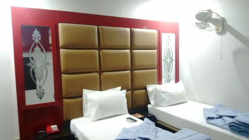 Hotel B R Lounge Multan Exterior foto