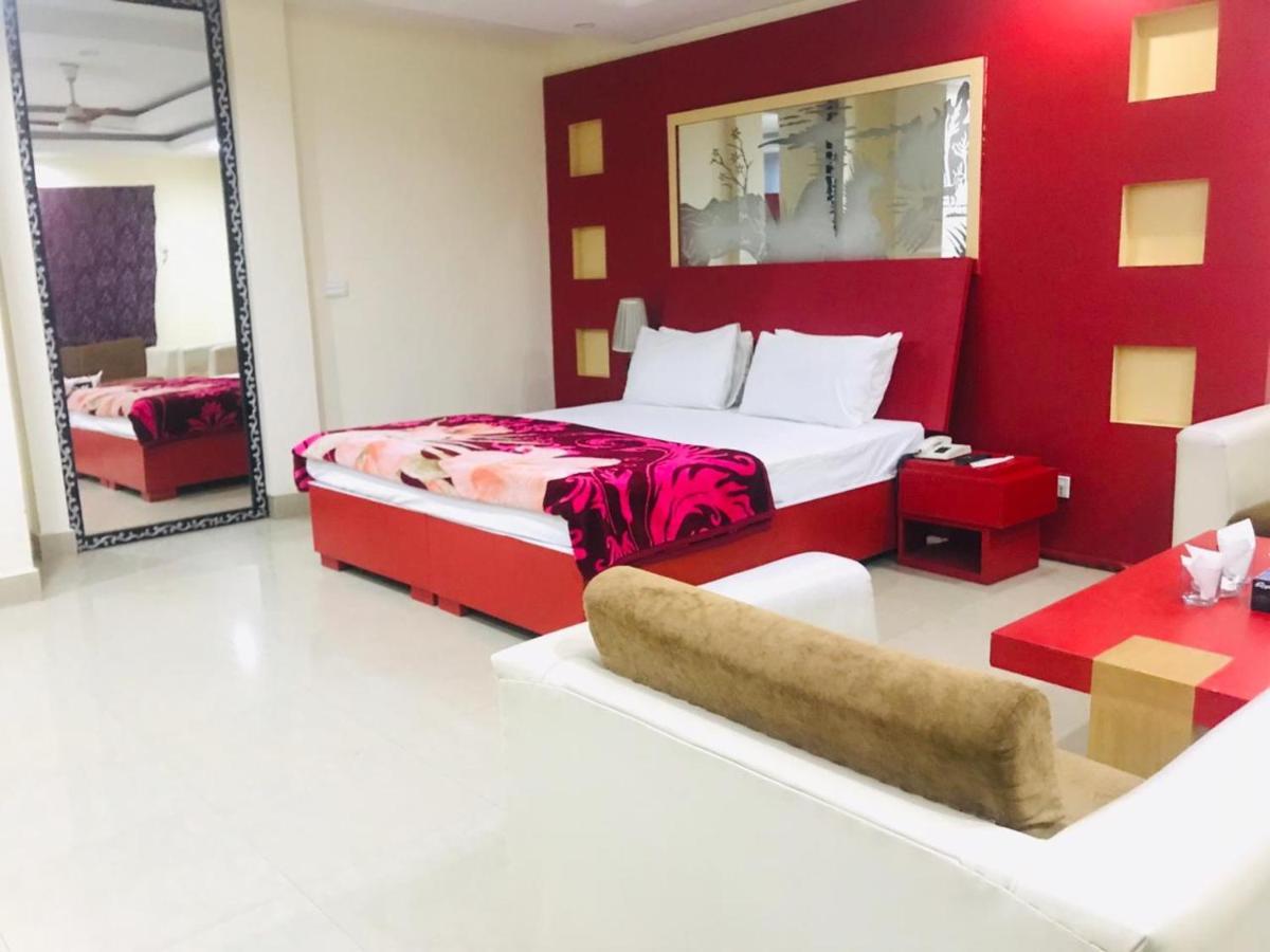 Hotel B R Lounge Multan Exterior foto