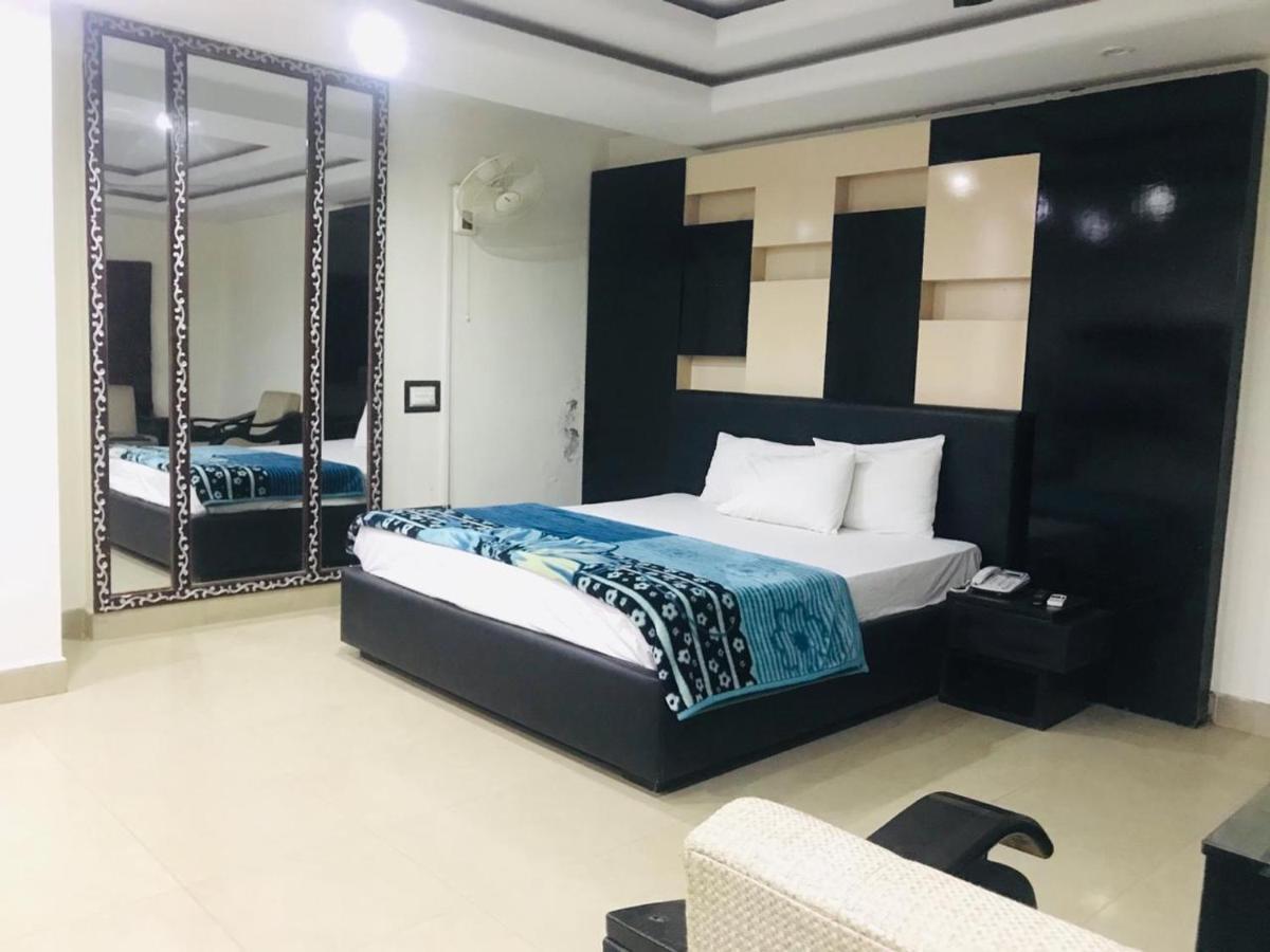 Hotel B R Lounge Multan Exterior foto