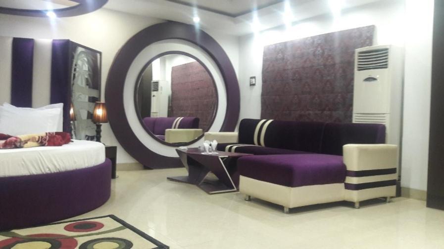 Hotel B R Lounge Multan Exterior foto