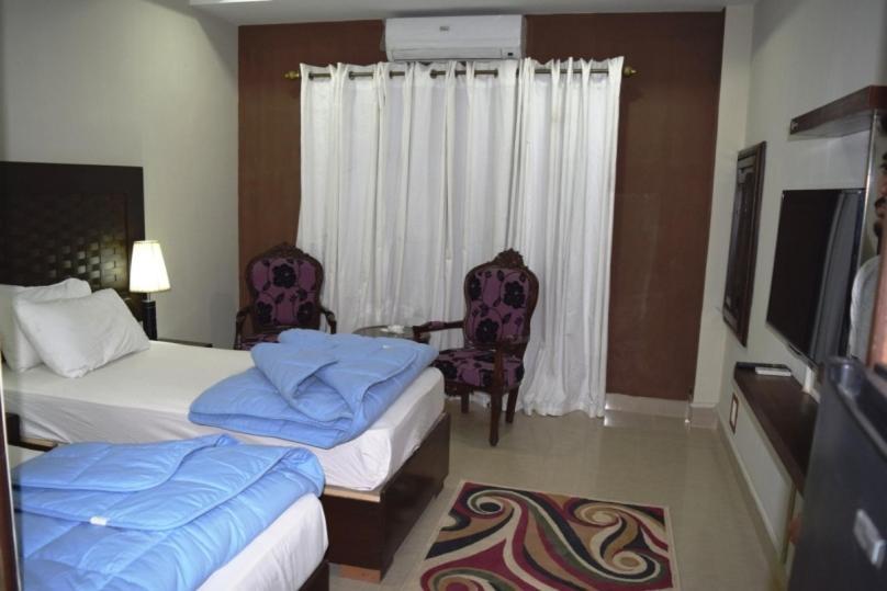 Hotel B R Lounge Multan Exterior foto