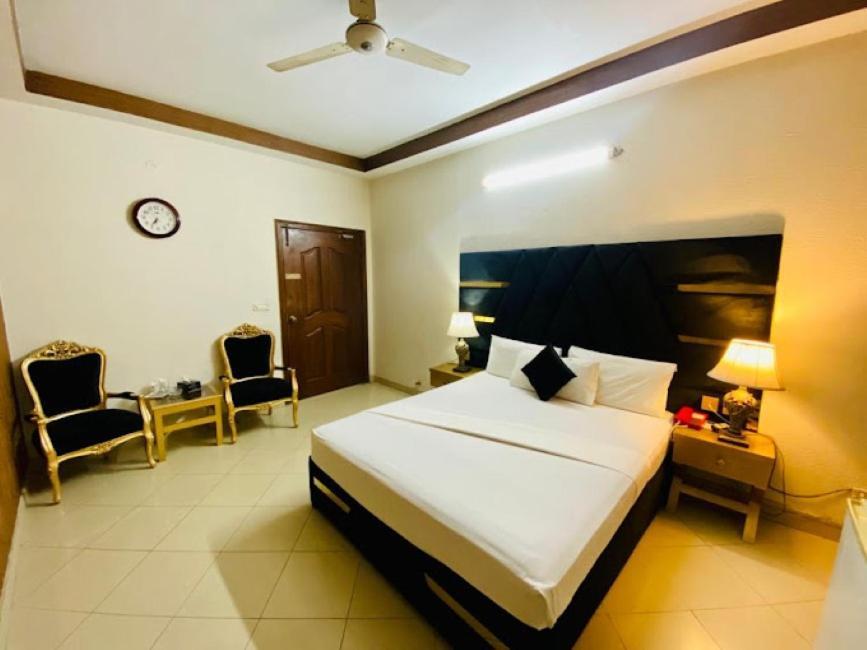 Hotel B R Lounge Multan Exterior foto