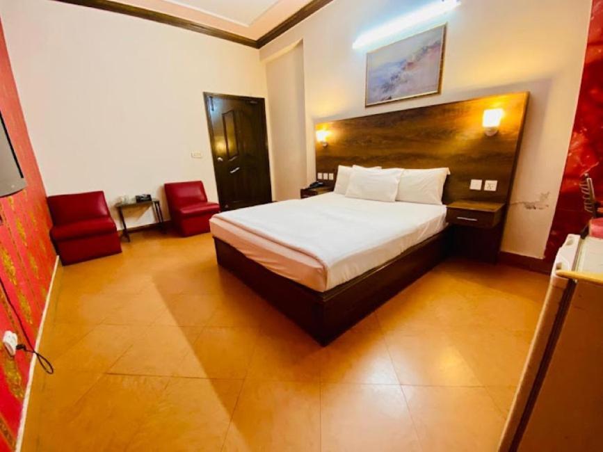Hotel B R Lounge Multan Exterior foto