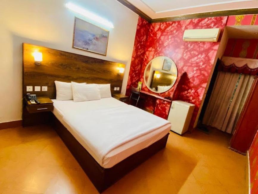 Hotel B R Lounge Multan Exterior foto